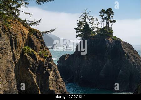 Sea Stack lungo la Rugged Oregon Coast Foto Stock