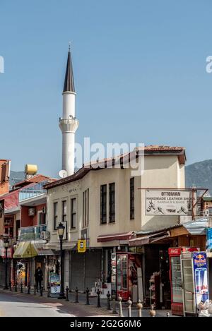 7 aprile 2021, Alanya, Turchia: Una tranquilla strada commerciale tradizionale vicino al porto di Alanya sulla Riviera Turca.. La località balneare turca di Alanya, si trova ai piedi dei Monti Taurus lungo la costa mediterranea della provincia di Antalya, nella Turchia meridionale. (Immagine di credito: © John Wreford/SOPA Images via ZUMA Wire) Foto Stock