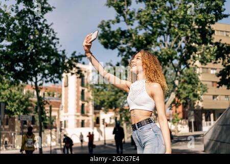 Ritratto di ragazza latina in città Foto Stock