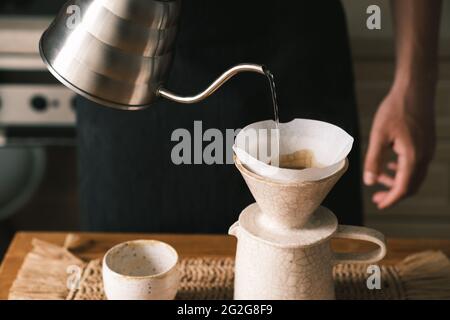Preparazione del caffè in camera in cucina, preparazione alternativa del caffè Foto Stock