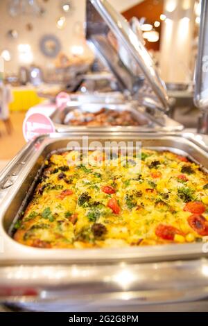 casseruola di patate e verdure in una piastra di metallo. Foto Stock