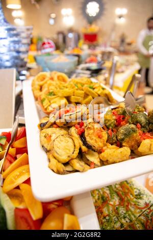 melanzane cotte in pastella sul tavolo a buffet in un caffè. Foto Stock