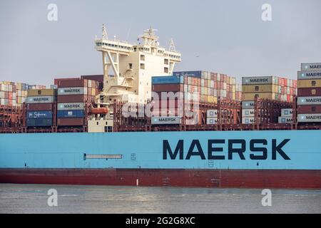 La nave-container MARGRETHE MAERSK entra, gira e traina nel porto di Amburgo Foto Stock