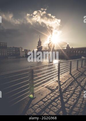 Tramonto dietro il ponte Oberbaum a Osthafen di Berlino. Foto Stock