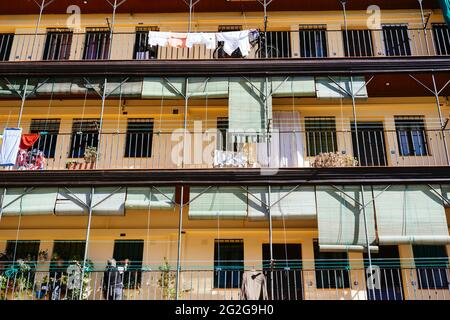 La corrala di via Tribulete. Facciata su Calle Mesón de Paredes, edificio costruito nel 1872 è il più famoso di questo tipo di casa tipica della vecchia Madrid Foto Stock