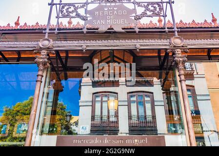 Vista esterna del Mercado de San Miguel. Il mercato di San Miguel, Mercado de San Miguel, è un mercato coperto situato a Madrid. Originariamente costruito io Foto Stock