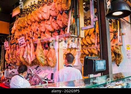 Prosciutti curati spagnoli in vendita nel mercato di San Miguel. Il mercato di San Miguel, Mercado de San Miguel, è un mercato coperto situato a Madrid. Origi Foto Stock