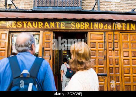 Gruppo di turisti di fronte al Sobrino de Botín, un ristorante spagnolo a Madrid, fondato nel 1725, che è il ristorante più antico del mondo in continu Foto Stock