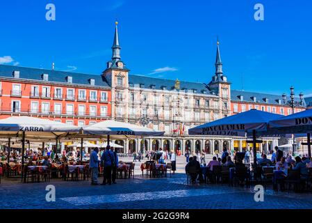 Ristorante bar terrazze. Plaza Mayor, la piazza principale, è uno dei principali spazi pubblici nel cuore di Madrid, la capitale della Spagna. Una volta era il centro o Foto Stock