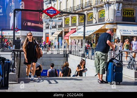 Ingresso alla stazione della metropolitana Sol. La Puerta del Sol, porta del Sole, è una piazza pubblica di Madrid, uno dei luoghi più conosciuti e frequentati della città Foto Stock