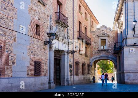 plaza de la Villa è una piazza urbana nel centro di Madrid, Spagna. Passaggio costruito all'inizio del XX secolo tra la Casa de Cisneros Foto Stock