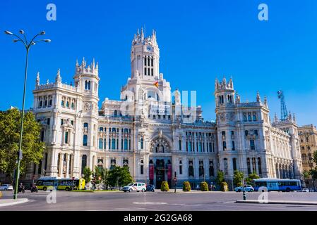 Palazzo Cibeles - Palacio de Cibeles è un complesso composto da due edifici con facciate bianche e si trova in uno dei centri storici di Madri Foto Stock