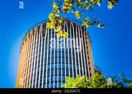 Dettaglio. La Torre Europa è un grattacielo costruito da Necso nel complesso AZCA di Madrid, Spagna. E' alta 121 metri ed ha 30 piani. Business Foto Stock