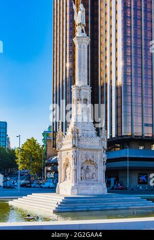 Il Monumento a Colón, Monumento a Colombo, è un monumento a Madrid. Si trova sulla piazza omonima, Plaza de Colón. Il seminterrato del monumento Foto Stock