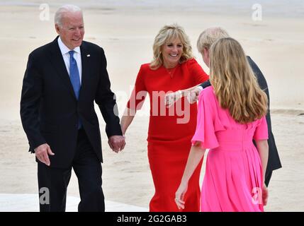 Newquay, Regno Unito. 11 Giugno 2021. La First Lady Dr. Jill Biden, accompagnando suo marito, il presidente degli Stati Uniti Joe Biden, ha fatto balzare con il primo ministro britannico Boris Johnson al Carbis Bay Hotel il 11 giugno 2021, durante il vertice del G7 in Cornovaglia, Regno Unito. Johnson è accompagnato dalla moglie Carrie Symonds. Photo by Justin Goff/G7 Cornwall 2021/UPI Credit: UPI/Alamy Live News Foto Stock