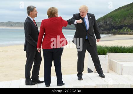 Newquay, Regno Unito. 11 Giugno 2021. La cancelliera tedesca Angela Merkel, accompagnata dal marito Joachim Sauer, ha fatto balzare con il primo ministro britannico Boris Johnson al Carbis Bay Hotel il 11 giugno 2021, durante il vertice del G7 in Cornovaglia, Regno Unito. Photo by David Fisher/G7 Cornwall 2021/UPI Credit: UPI/Alamy Live News Foto Stock