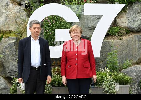 Newquay, Regno Unito. 11 Giugno 2021. La cancelliera tedesca Angela Merkel e suo marito, Joachim Sauer, arrivano al Carbis Bay Hotel il 11 giugno 2021, durante il vertice del G7 in Cornovaglia, Regno Unito. Photo by David Fisher/G7 Cornwall 2021/UPI Credit: UPI/Alamy Live News Foto Stock