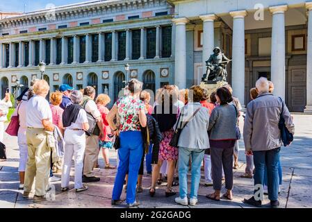 Gruppo di turisti. Il Museo del Prado - Museo del Prado, ufficialmente conosciuto come Museo Nacional del Prado, è il principale museo d'arte nazionale spagnolo, situato Foto Stock