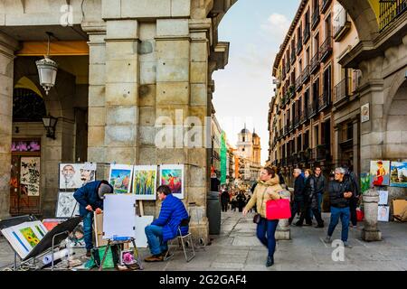 Plaza Mayor, piazza principale, arco d'ingresso da Calle Toledo - strada Toledo. Plaza Mayor, la piazza principale, è uno dei principali spazi pubblici nel cuore di Madri Foto Stock