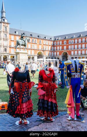 Manichini senza testa per foto turistiche. Plaza Mayor - Piazza principale. Madrid, Comunidad de madrid, Spagna, Europa Foto Stock