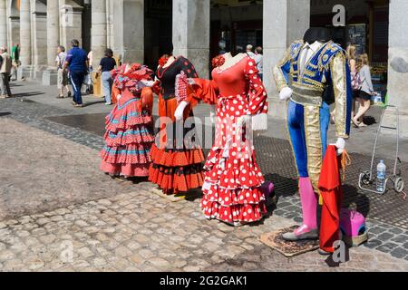 Manichini senza testa per foto turistiche. Plaza Mayor - Piazza principale. Madrid, Comunidad de madrid, Spagna, Europa Foto Stock