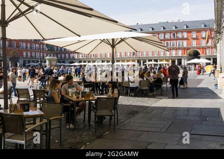 Ristorante bar terrazze. Plaza Mayor, la piazza principale, è uno dei principali spazi pubblici nel cuore di Madrid, la capitale della Spagna. Una volta era il centro o Foto Stock