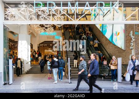 Negozio con marchio di priorità. Avenida Gran Vía. Primark è un rivenditore irlandese di fast fashion con sede a Dublino, Irlanda, e una filiale della British food p Foto Stock