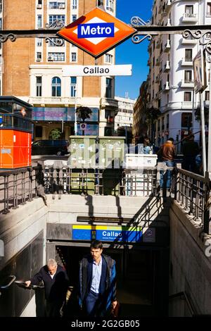 Ingresso alla stazione della metropolitana Callao a Plaza del Callao, in Piazza Callao, nel centro della capitale spagnola di Madrid. Situato in un quartiere molto commerciale Foto Stock