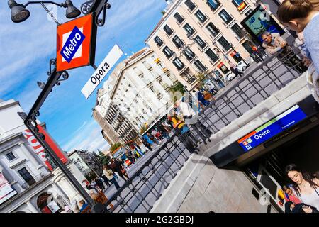 Ingresso alla stazione della metropolitana Ópera. Plaza de Isabel II, conosciuta anche come Plaza de Ópera, è una piazza storica pubblica tra il Sol e il Palacio wards i. Foto Stock