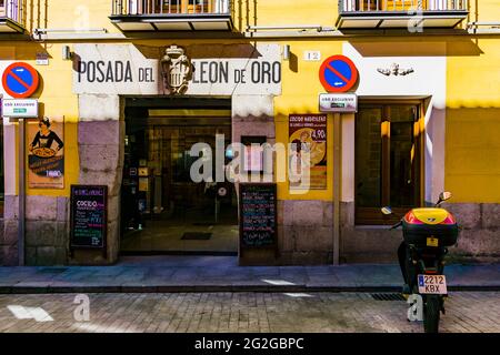 Taverna tradizionale. Posada del León de Oro, Calle de la Cava Baja. Madrid ha un'importante tradizione gastronomica. Molti ristoranti che sono stati prep Foto Stock