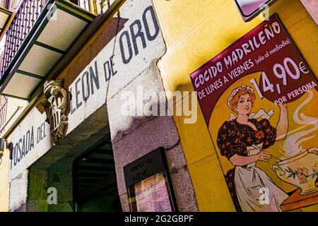 Taverna tradizionale. Posada del León de Oro, Calle de la Cava Baja. Madrid ha un'importante tradizione gastronomica. Molti ristoranti che sono stati prep Foto Stock