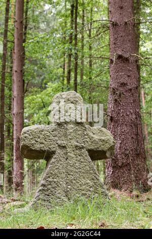 Croce di conciliazione - croce di pietra costruita principalmente sul terreno, dove è diventato un crimine di capitale o un disastro Foto Stock