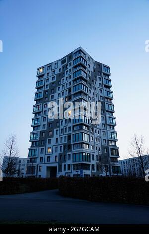 Germania, Baviera, Monaco di Baviera, Monaco di Baviera-Sendling, alto edificio di appartamenti, blocco di appartamenti, la sera, crepuscolo Foto Stock