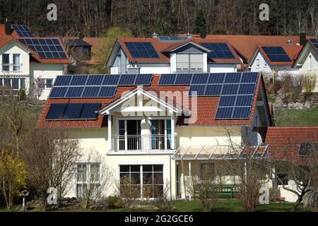 Germania, Baviera, alta Baviera, Burghausen, case monolamari con impianti fotovoltaici Foto Stock