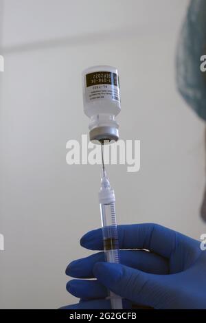 Non esclusivo: IVANO-FRANKIVSK, UCRAINA - 10 GIUGNO 2021 - UN operatore sanitario preleva una dose del vaccino COVID-19 di Comirnaty (BioNTech/Pfizer) da A. Foto Stock