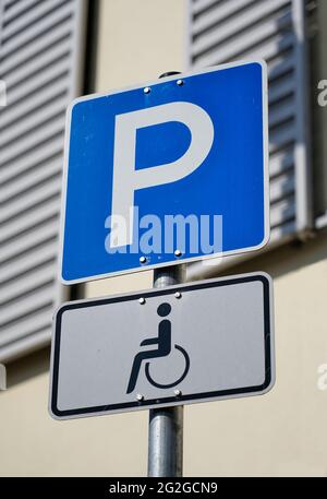 Germania, Baviera, distretto di Altötting, supermercato, posto auto per disabili, cartello parcheggio Foto Stock