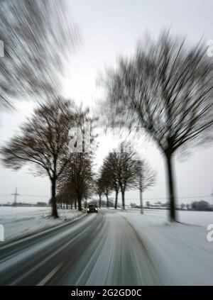 Germania, Baviera, alta Baviera, distretto di Altötting, strada di campagna, viale, auto, inverno, coperto, zoomato Foto Stock