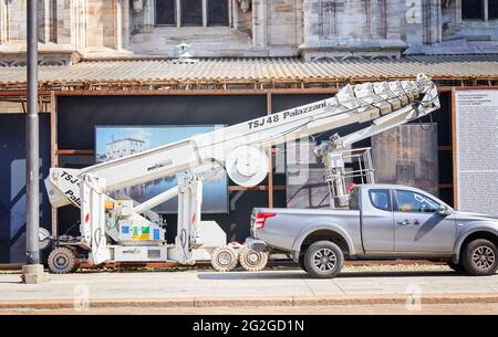 Milano, Italia - 7 luglio 2020. Piattaforma per auto e elevatore a forbice con impianto idraulico, macchina di sollevamento nei pressi del Duomo di Milano. Foto Stock