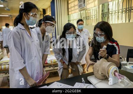 Manila, Filippine. 10 Giugno 2021. Gli studenti di medicina eseguono un'intubazione endotracheale su un manichino durante una lezione faccia a faccia all'Università di Santo Tomas. L'università ha iniziato le sue classi faccia a faccia limitate dopo che il governo ha permesso la ripresa della formazione pratica e delle classi di laboratorio nei campus, osservando i protocolli sanitari per prevenire la diffusione della malattia del coronavirus. Foto Stock