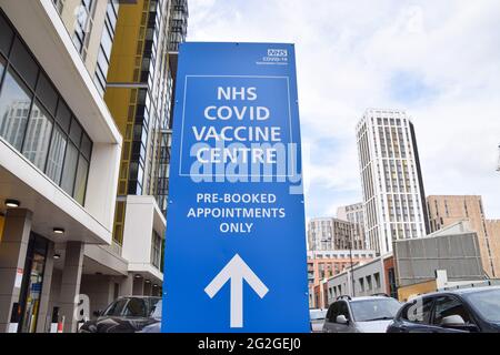 Londra, Regno Unito. 11 Giugno 2021. NHS COVID Vaccine Center a Wembley. Finora nel Regno Unito sono state somministrate oltre 70 milioni di dosi di vaccinazione con coronavirus e oltre la metà degli adulti ha ricevuto la seconda dose. (Credit: Vuk Valcic / Alamy Live News). Foto Stock