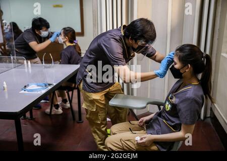 Manila, Filippine. 10 Giugno 2021. Gli studenti di medicina conducono un esame allievo ad un paziente standardizzato durante una lezione faccia a faccia all'Università di Santo Tomas. L'università ha iniziato le sue classi faccia a faccia limitate dopo che il governo ha permesso la ripresa della formazione pratica e delle classi di laboratorio nei campus, osservando i protocolli sanitari per prevenire la diffusione della malattia del coronavirus. Foto Stock