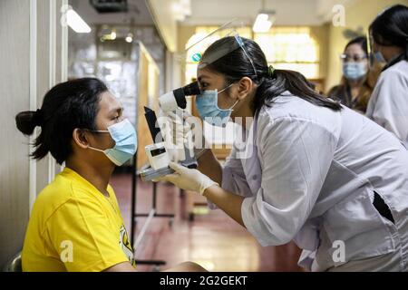 Manila, Filippine. 10 Giugno 2021. Gli studenti di medicina conducono un esame allievo ad un paziente standardizzato durante una lezione faccia a faccia all'Università di Santo Tomas. L'università ha iniziato le sue classi faccia a faccia limitate dopo che il governo ha permesso la ripresa della formazione pratica e delle classi di laboratorio nei campus, osservando i protocolli sanitari per prevenire la diffusione della malattia del coronavirus. Foto Stock