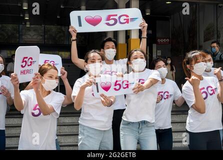 Hong Kong, Cina. 10 Apr 2021. I promotori partecipano ad un evento di rete 5G Internet ad alta velocità visto a Hong Kong. (Foto di Budrul Chukrut/SOPA Images/Sipa USA) Credit: Sipa USA/Alamy Live News Foto Stock