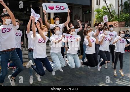 Hong Kong, Cina. 10 Apr 2021. I promotori partecipano ad un evento di rete 5G Internet ad alta velocità visto a Hong Kong. (Foto di Budrul Chukrut/SOPA Images/Sipa USA) Credit: Sipa USA/Alamy Live News Foto Stock