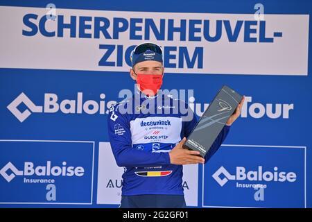 Il belga Remco Evenepoel di Deceuninck - Quick-Step festeggia sul podio la terza tappa della gara ciclistica Baloise Belgium Tour, a 174,4 km di distanza Foto Stock