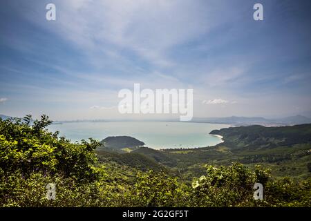 Bellissimo paesaggio di Hai Van Pass da Nang a Hue, Vietnam. Scenario soleggiato. Foto Stock