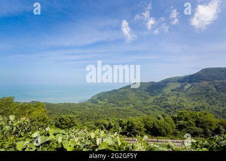 Bellissimo paesaggio di Hai Van Pass da Nang a Hue, Vietnam. Scenario soleggiato. Foto Stock