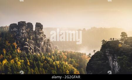 Vista dal Bastei all'alba nella valle autunnale delle montagne di arenaria dell'Elba. Foto Stock