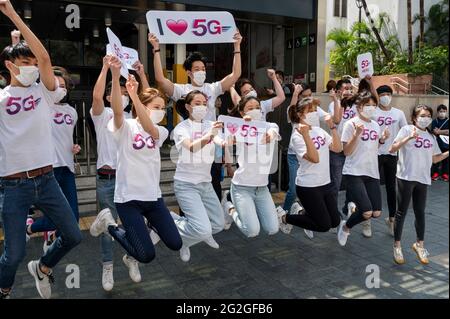 Hong Kong, Cina. 10 Apr 2021. I promotori partecipano ad un evento di rete 5G Internet ad alta velocità visto a Hong Kong. Credit: Budrul Chukrut/SOPA Images/ZUMA Wire/Alamy Live News Foto Stock