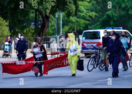 Vienna, Austria. 11 Giugno 2021. Dimostrazione di turnaround del traffico in occasione dei giorni di turnaround del traffico in tutta l'Austria l'11 e il 12 giugno 2021. Credit: Franz PERC / Alamy Live News Foto Stock